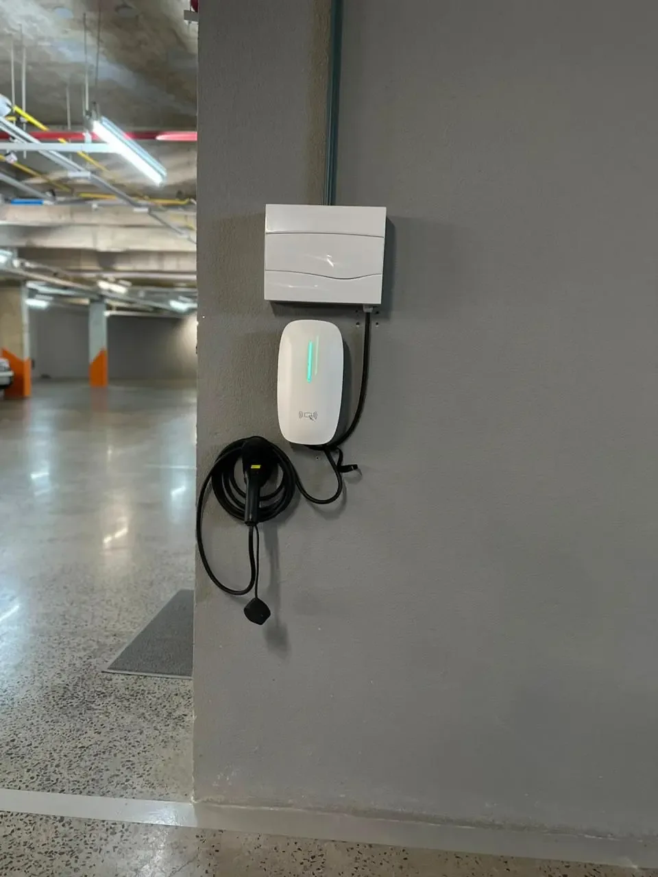 Carregador veicular instalado em garagem condominial