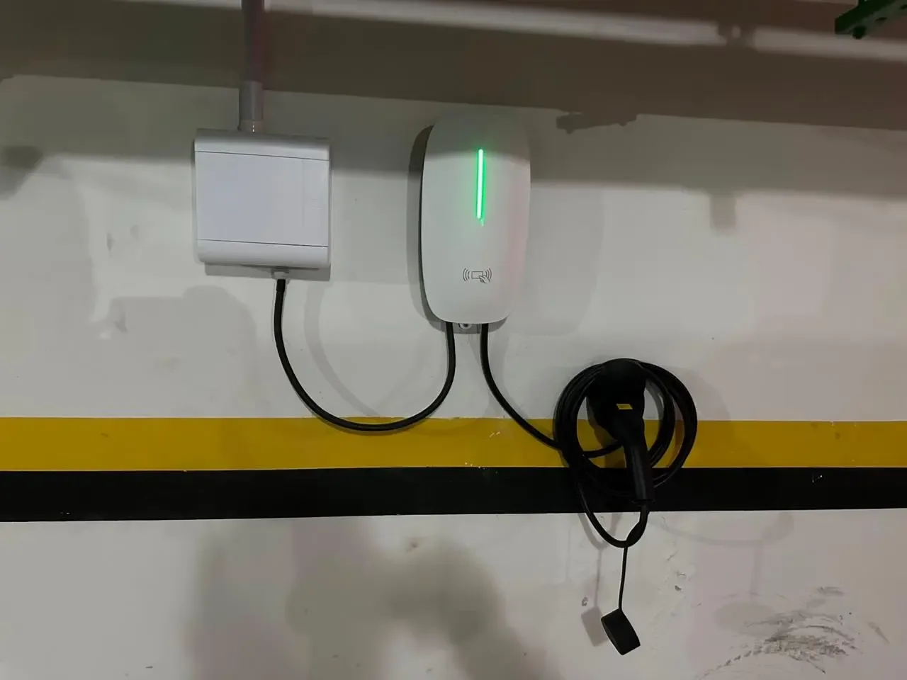 Carregador veicular instalado em garagem condominial, segundo ângulo