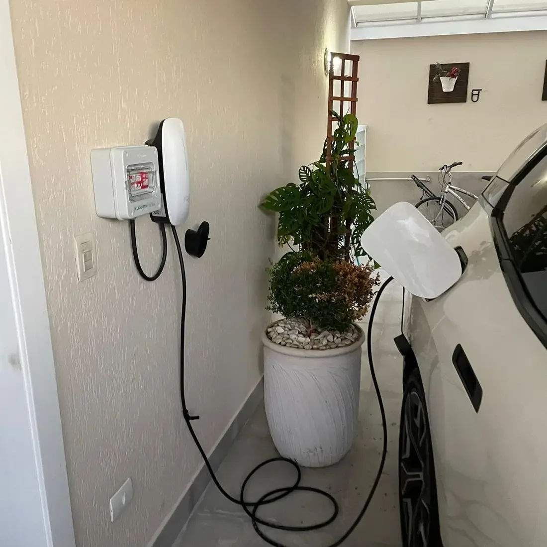 Carregador residencial instalado e conectado a veículo elétrico